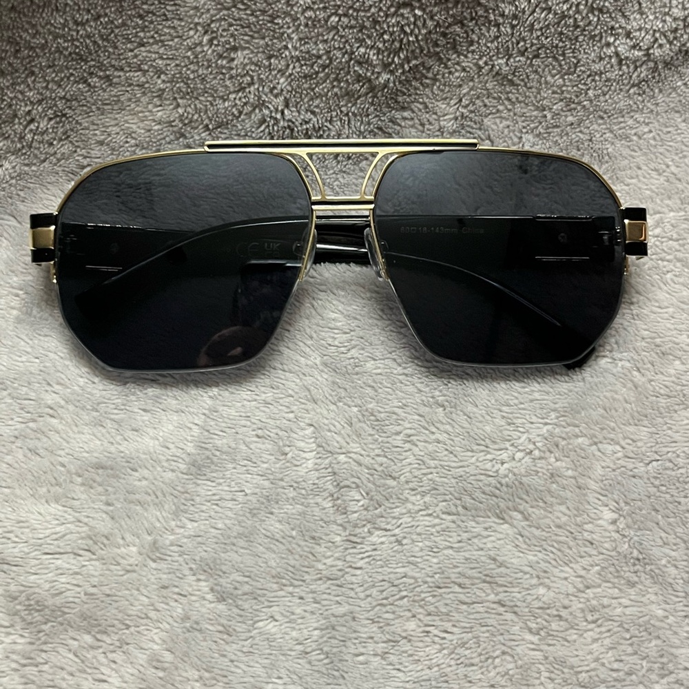 Stylish Black Aviator Sunglasses